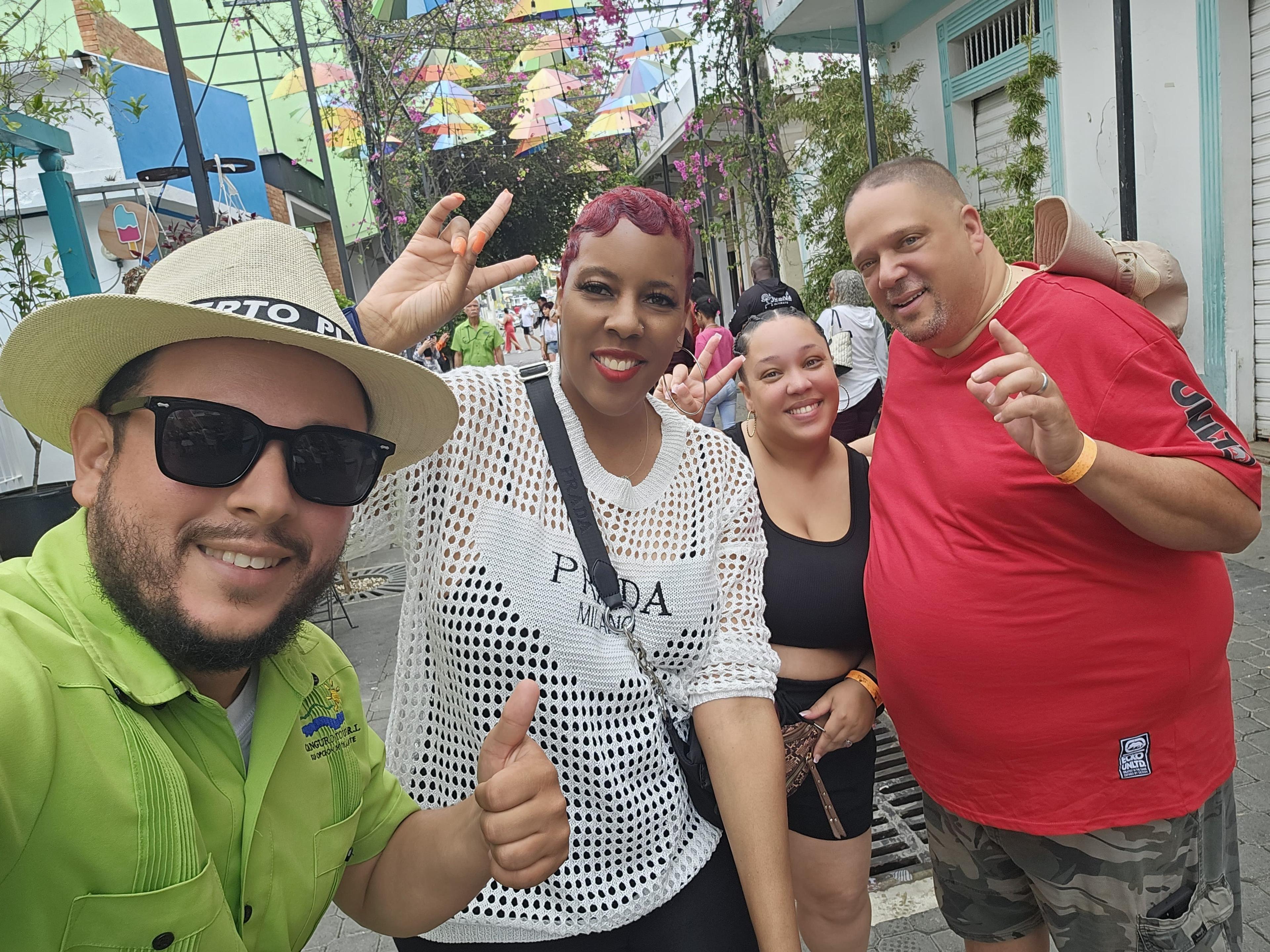 Guía local con un grupo de turistas