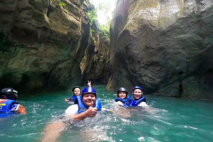 Piscina natural de agua turquesa en las cascadas